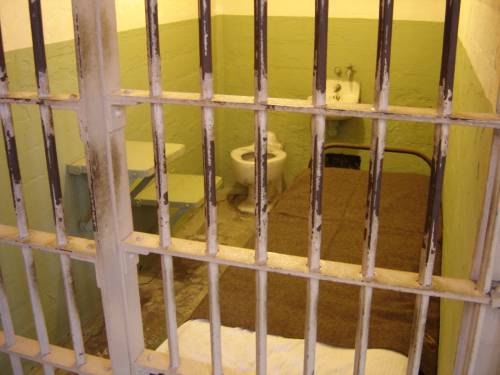 Caserta, tenta il suicidio in carcere ingoiando lamette: detenuto salvato dai secondini