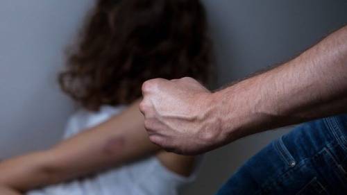 "Ti faccio mangiare nella ciotola del gatto". Arrestato marito-orco