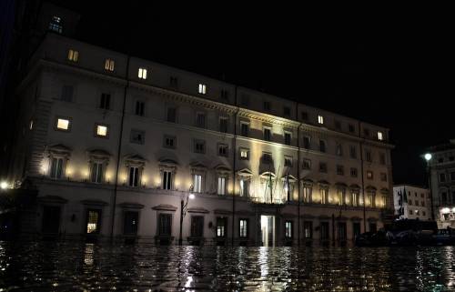 Manovra, una notte di tensioni: il sì (all'alba) è "salvo intese"