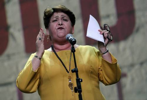 La proposta della Bellanova: "Regolarizzare subito i lavoratori stranieri"