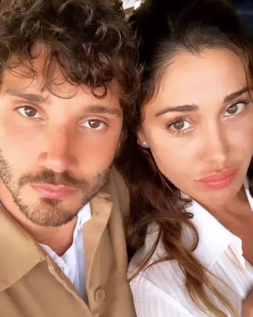 Belen Rodriguez svela le sue insicurezze: "All'inizio con Stefano cantavo a casa, copiavo Emma"