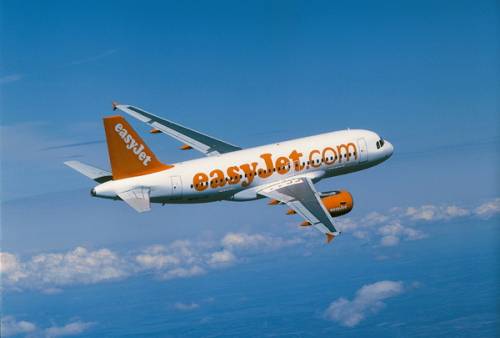 Si sente male e muore durante un volo Easyjet, tornava dalla vacanza di Capodanno