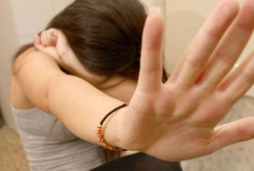 Incinta a 13 anni dice che il papà ne ha 10, ma l'ha stuprata 15enne