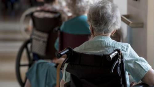 Anziani picchiati e umiliati: indagate due psichiatre
