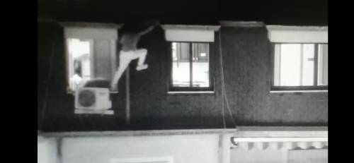 Esce dalla finestra e tenta la fuga dal tetto: catturato pericoloso latitante