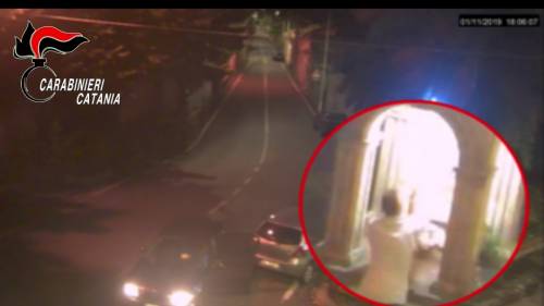 Bastonate alla statua del Cristo: lo sfregio del vandalo in un video