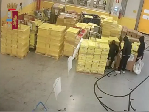Carte di credito rubate al centro postale: un bottino da un milione di euro