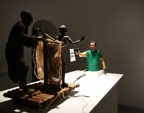 Salvini spara a due immigrati. La scultura choc a Napoli