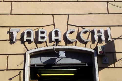 A Roma è allarme rapine, chiude un tabacchi del centro: "Abbiamo paura"