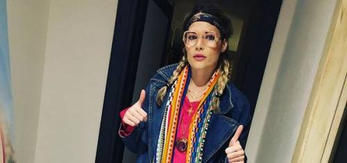Hater contro il dito medio del figlio di Laura Chiatti, lei: "Pensa ai ca...tuoi"