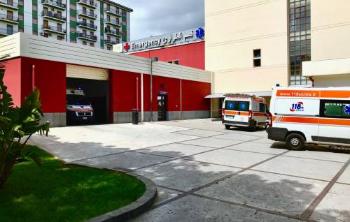 Trova l'auto scassinata e si sente male: ricoverato in condizioni disperate