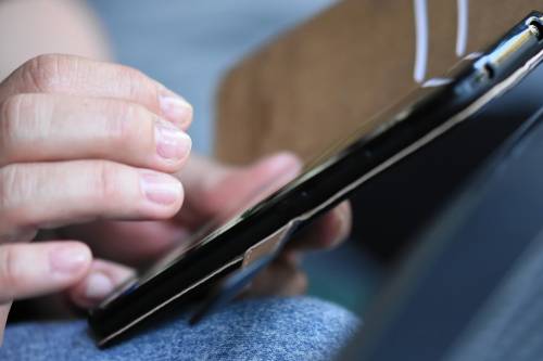 Il coronavirus sopravvive sullo smartphone