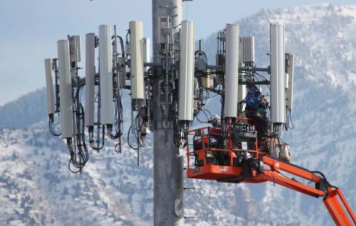 "Le torri 5G diffondono il Covid". L'ultima bufala contagia il web