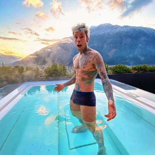 Fedez con le stesse mutande della Leotta. E il web si scatena: "Anche lì Photoshop?"
