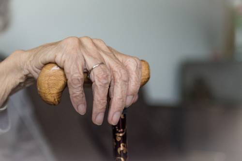 Va a vivere dalla madre malata per assisterla: condannato per violazione dei doveri coniugali