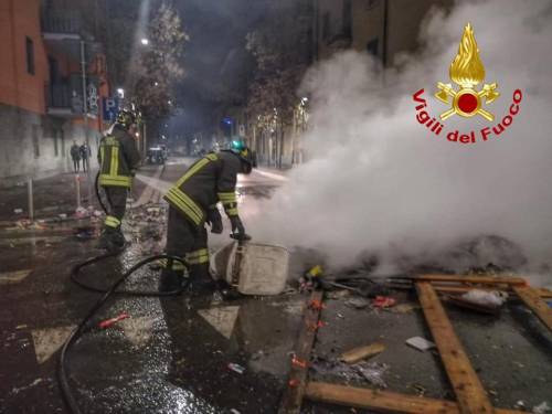 "Accerchiati, tiravano bottiglie": i balordi contro i vigili del fuoco
