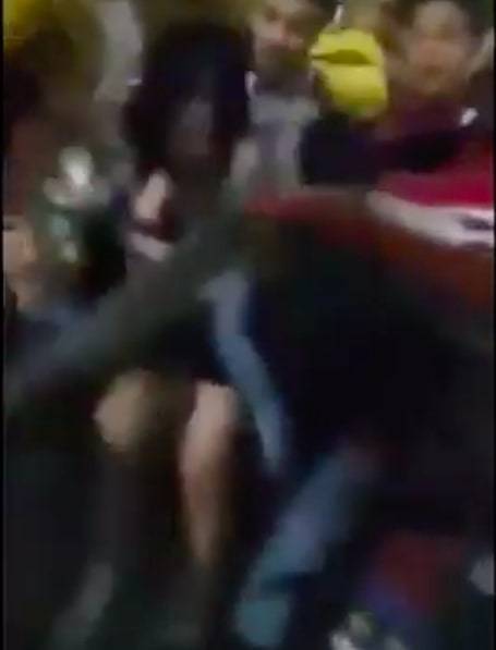 Capodanno, aggredita dalla folla durante i festeggiamenti
