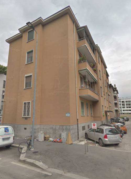 Bimba di 5 anni cade dal secondo piano di una palazzina: è grave