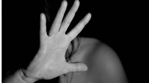Caserta, picchia e abbandona in autostrada moglie e figlia