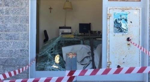 Distruggono filiale della banca per rubare soldi da un bancomat: l’allarme mette in fuga i ladri