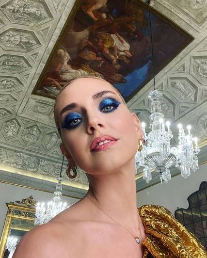 Chiara Ferragni mostra i look degli Oscar ma il web nota un dettaglio: "Sporcacciona"