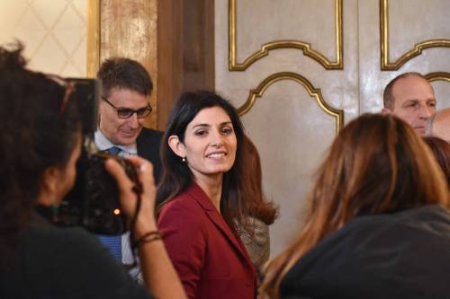 Coronavirus, la gaffe di Virginia Raggi: "Vicina a chi ha perso lavoro in nero"