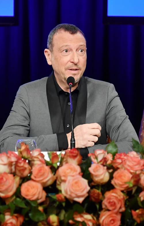 Fiorello si scalda per lo show e ruba la scena ad Amadeus
