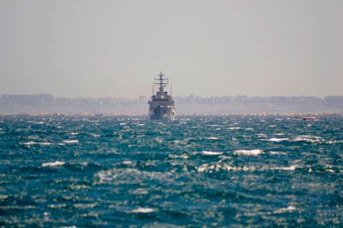 L'Algeria ruba il mare all'Italia e manda migranti in Sardegna
