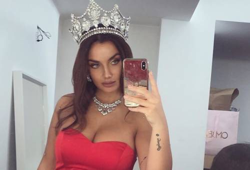 "Palla di lardo" scrive un hater ed Elettra Lamborghini gli risponde per le rime