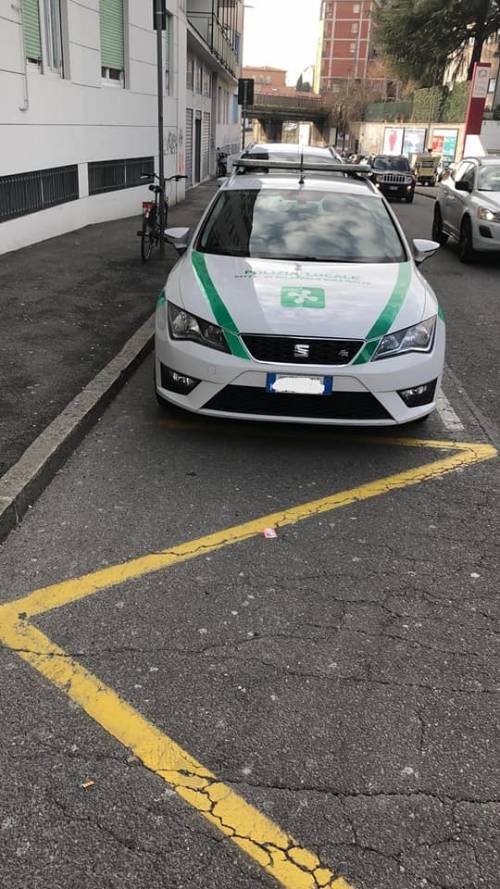 Il vigile posteggia l'auto nel posto per i disabili. Gogna social: lui si spara