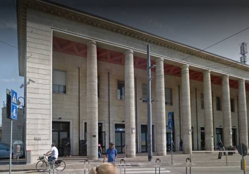 Insulti e palpeggiamenti su una 17enne in treno: arrestato clandestino