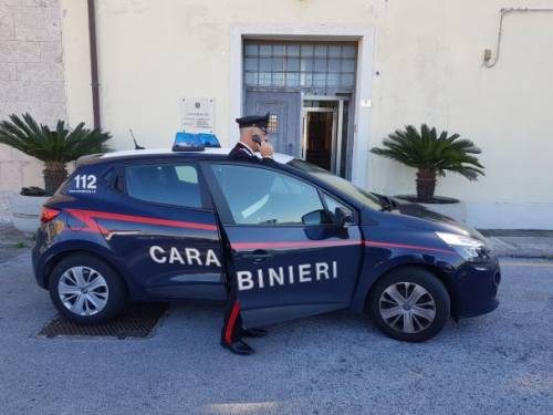 Vuole i soldi dalla madre e tenta di scardinare la porta: arrestato