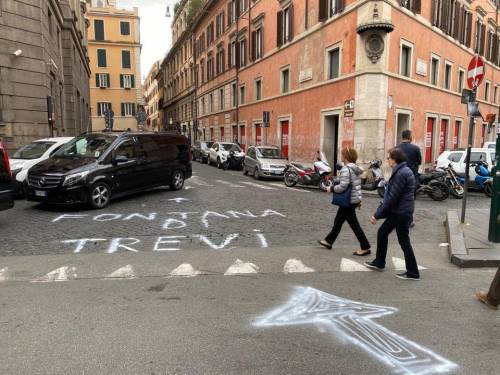 Fontana di Trevi, spuntano le indicazioni fai-da-te per disorientare i turisti