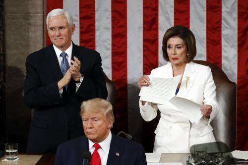 Trump: "Più forti che mai". Ma Pelosi straccia il discorso del presidente