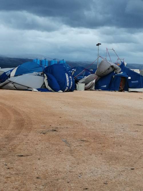 Foggia, il vento spazza via la tendopoli dei migranti