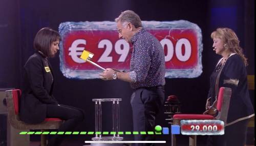 Avanti un altro, Paolo Bonolis scatena la risata della concorrente: "Non è pecorina"