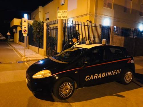Fa un video, si ferisce e poi la minaccia alla moglie: "Adesso tocca a te"