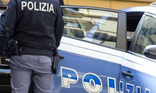 Fermano un giovane e vengono aggrediti: poliziotti ancora nel mirino dei violenti