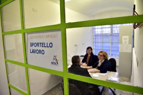 La prima tassa da cancellare è il reddito 5s amato dai boss