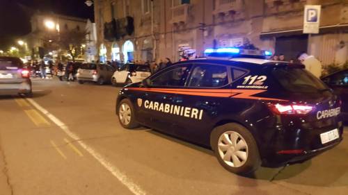 Movida fuori controllo: giovani svenuti in strada, armi e stupefacenti nelle macchine
