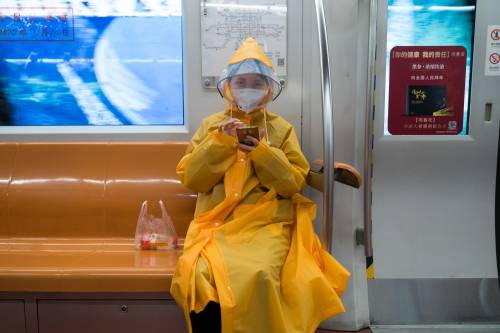 Lo studio choc: il coronavirus resiste fino a nove giorni sulle superfici