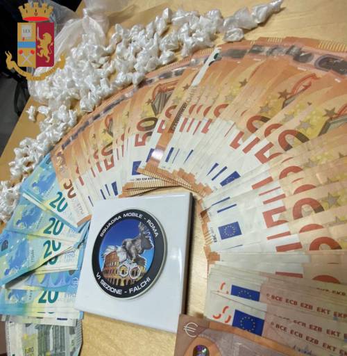 Blitz antidroga della polizia: sequestrate 500 dosi di cocaina e due pistole