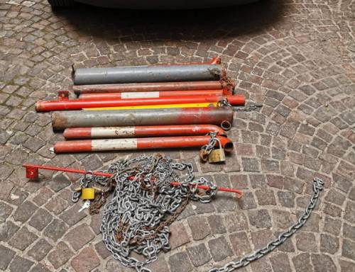 Paletti e catene in strada, nei guai parcheggiatore