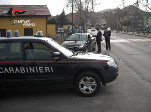 Potenza, aggredisce la fidanzata e l'amante: arrestato