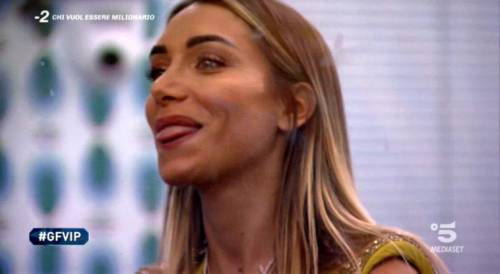 Elisa De Panicis a letto con Andrea Denver: la foto che scatena le polemiche sul web