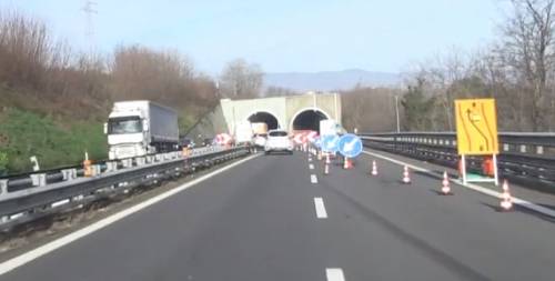 Si addormenta e scivola in strada: uomo travolto da un tir sulla Salerno-Reggio Calabria