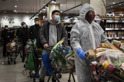 Morto il capo-medico di Wuhan. L'Oms: l'epidemia non rallenta