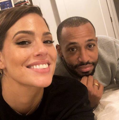 Ashley Graham allatta in pubblico