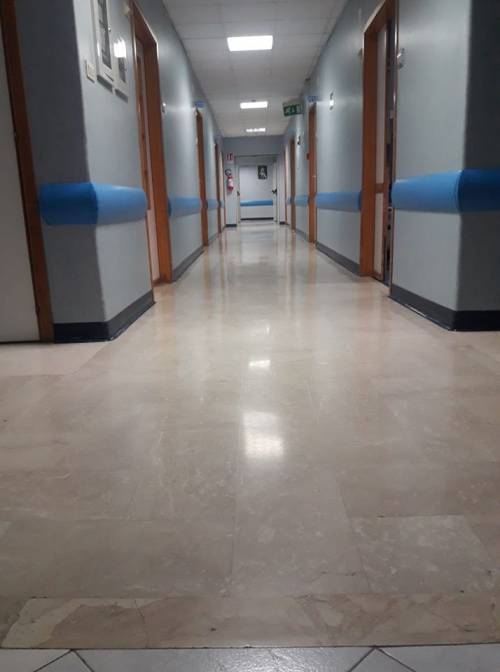 Muore in clinica dopo aver partorito il terzo figlio: indaga la polizia