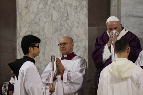 Raffreddore per il Papa. Salta incontro coi parroci